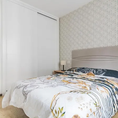 Home2book Cute Triana Center